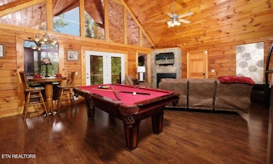 pigeon-forge-cabin-splash-of-romance-liv