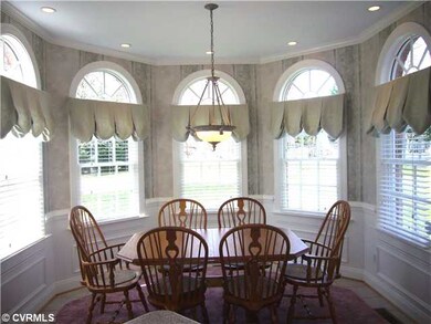 Breakfast Nook - Five-sided breakfast area with 1/