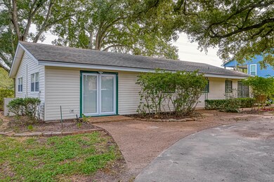 203 College St, East Bernard, TX 77435 - photo 2