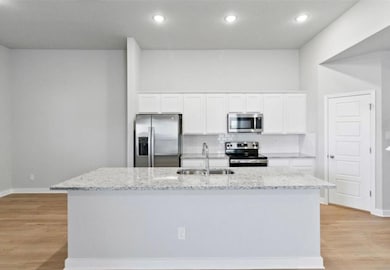 Kitchen with appliances with stainless steel fini