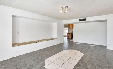 1424 E Broadmor Dr-large-005-005-Living