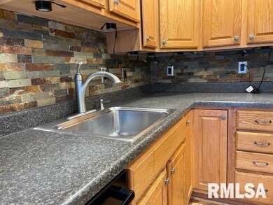 1738 Welshire Dr, Davenport, IA 52806 - photo 5