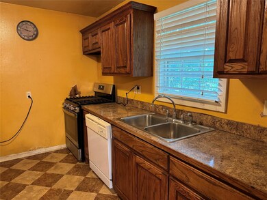 605 S Howeth St, Gainesville, TX 76240 - photo 4