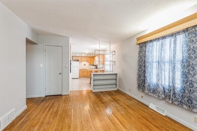 2420 2nd St SW, Cedar Rapids, IA 52404 - photo 2