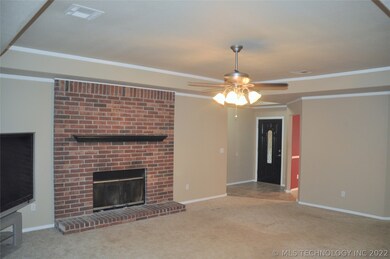 oversized living! ready for your personal touches!