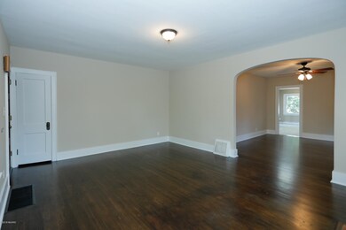1425 Lakeway-105
