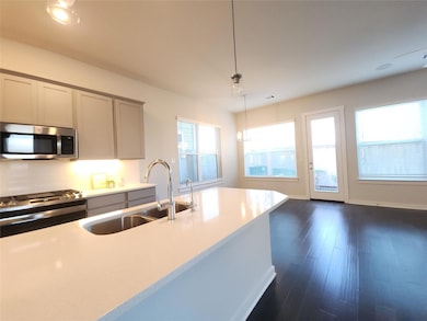 Kitchen with appliances with stainless steel fini