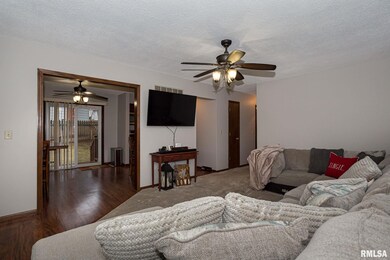 634 Northbrook Dr, Davenport, IA 52806 - photo 2