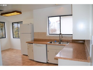 1105 E 11th St, the Dalles, OR 97058 - photo 2