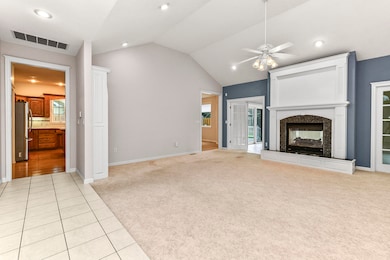 06 Large living room with built ins