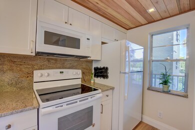 2228 N Cypress Bend Dr 204-11