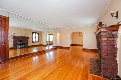 715 Iris St, Franklin Square, NY 11010 - photo 3