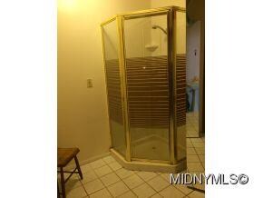 Full BA, Standup Shower