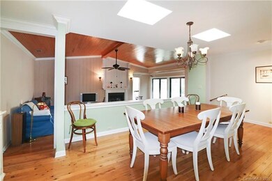 SKYLIGHTS IN THE DINING ROOM BRING IN THE NATURAL 
