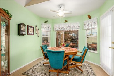 ~THIS EAT IN KITCHEN AREA GIVES YOU THE SERENE FEE