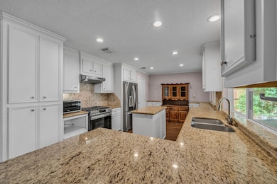 Great kitchen for cooking with it's gas range and roll-away island.