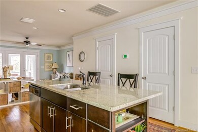 Kitchen Island/Breakfast Bar