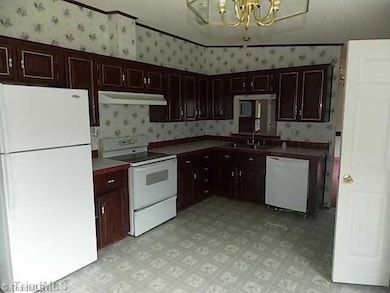 219 Richland Park Dr, Asheboro, NC 27205 - photo 6