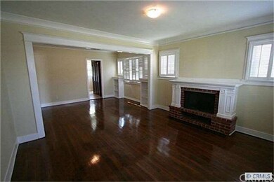 LIVING ROOM NICE FLOOR