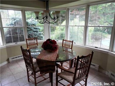 Dining Room So bright & cheery!