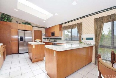 Spacious Contemporary Kitchen