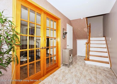 (4) ENTRY FOYER