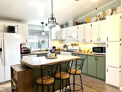 KITCHEN WITH ISLAND BAR 10