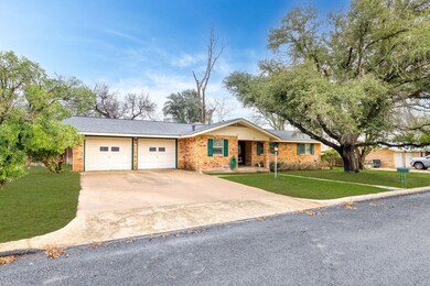 204 Crestwood Dr, Fredericksburg, TX 78624 - photo 2