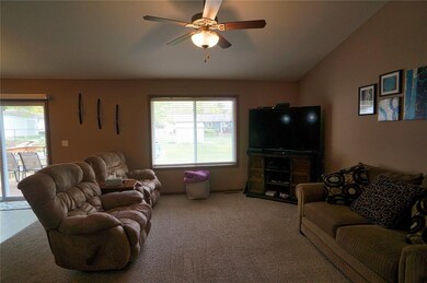 2131 Probst Ct SW, Cedar Rapids, IA 52404 - photo 2