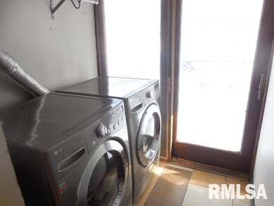 1848 W 6th St, Davenport, IA 52802 - photo 6