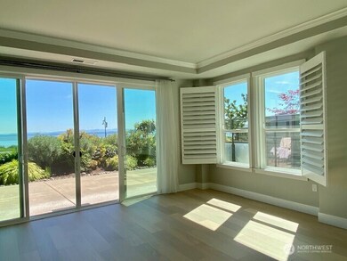 The 1050 Sq' interior combined with an extra large 700 Sq' wrap around patio provides over 1700 Sq' of indoor/outdoor living.