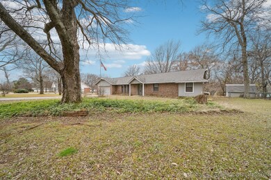 1703 N Fox St, Chouteau, OK 74337 - photo 2