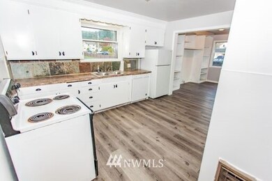 1102 Cedar St, Raymond, WA 98577 - photo 7