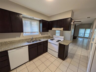 604 Lost Springs Ct unit C, Arlington, TX 76012 - photo 3
