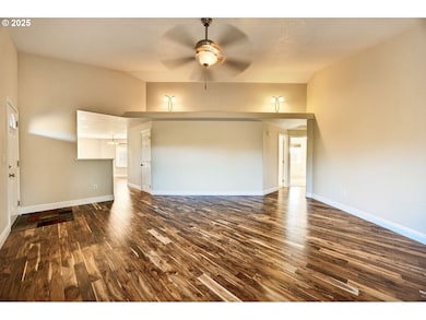 826 Crystal Dr, Eagle Point, OR 97524 - photo 5