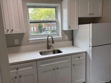 260-18 75th Ave unit 1st fl, Glen Oaks, NY 11004 - photo 4