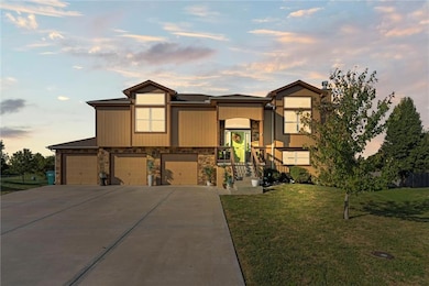 21743 Johnson Ct, Spring Hill, KS 66083 - photo 2