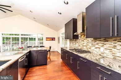 5033 Oakcrest Dr, Fairfax, VA 22030 - photo 2