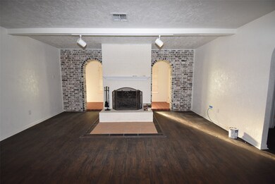 173 Nueces St, Bay City, TX 77414 - photo 6