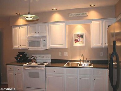 Kitchen - This home is clean as a pin.