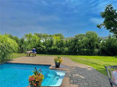 80 Udalia Ct, West Islip, NY 11795 - photo 6