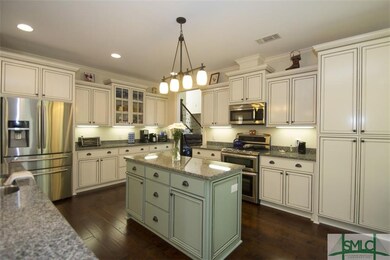 Stacked Cabinets with deep wide drawers in the isl