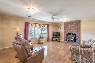 Living area. 15301 Fox Run Dr Claremore, OK 74017