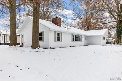 902 S Hackman St, Staunton, IL 62088 - photo 2
