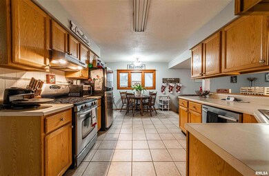 210 Rhoads Ave, Lincoln, IL 62656 - photo 5