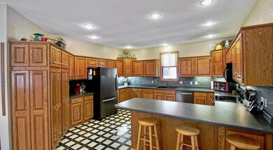 Countertop Eating Area - Plenty of Cupboard Space!