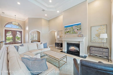 Living Room / Entry