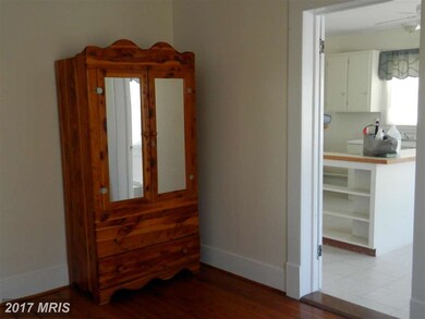 107 S High St, Edinburg, VA 22824 - photo 4