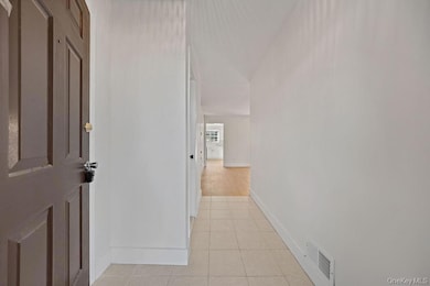 482 Iroquois Ct unit 482, Suffern, NY 10901 - photo 7