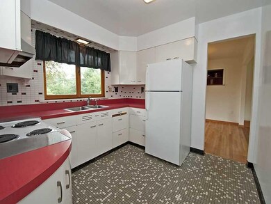 Kitchen. SPACIOUS COUNTERTOPS FOR THE BEST OF COOK